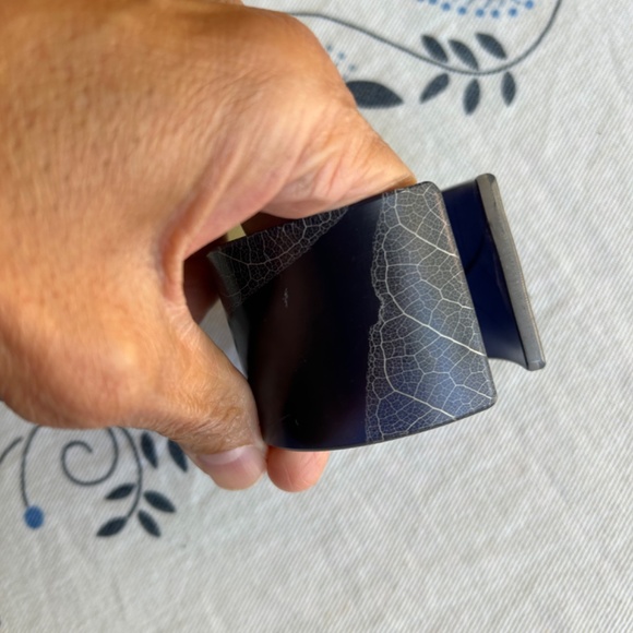 Resin cuff bracelet - cream & off-white - Picture 5 of 8